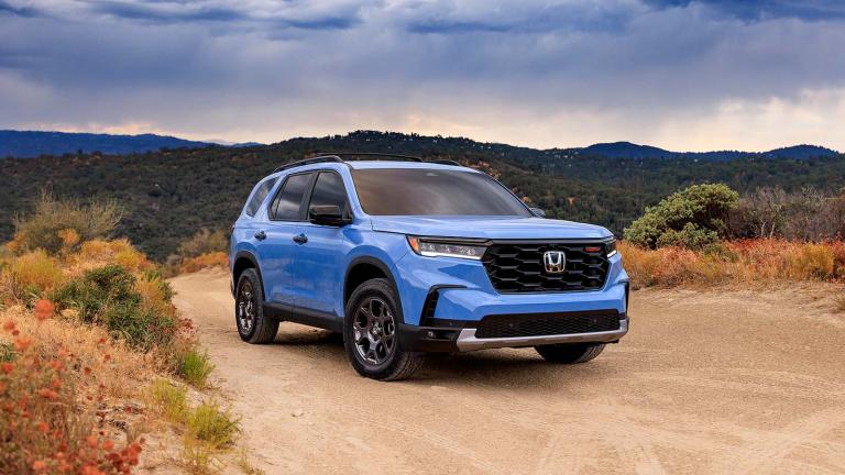 2023 Honda Pilot Trailsport front right